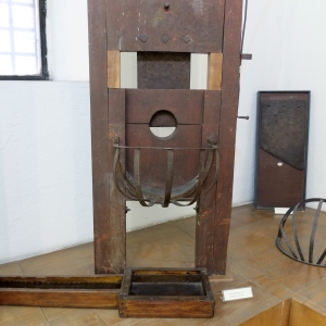 a guillotine with a drainage system